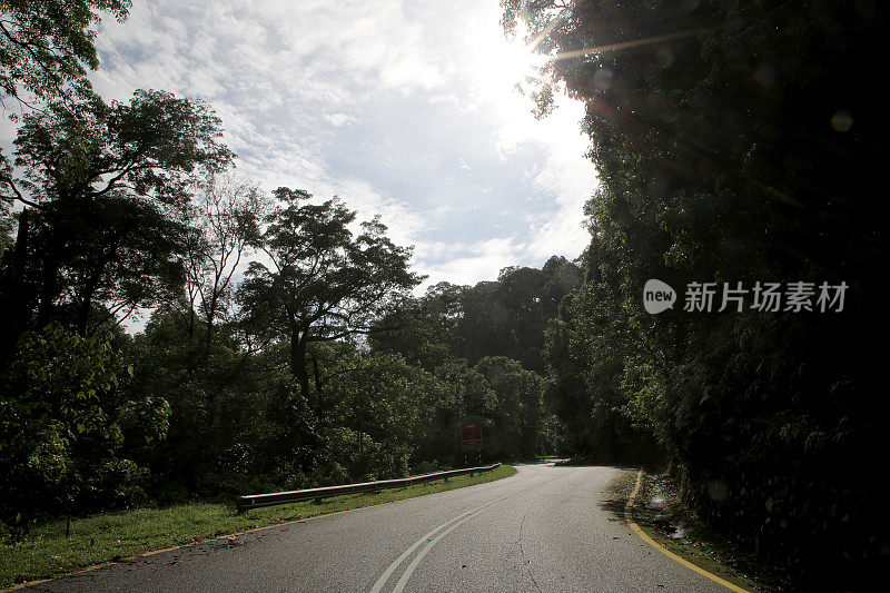 空无一人的道路