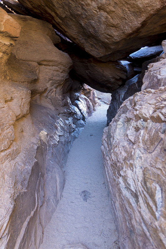 亚利桑那州凤凰城南山公园的天然隧道徒步旅行路线