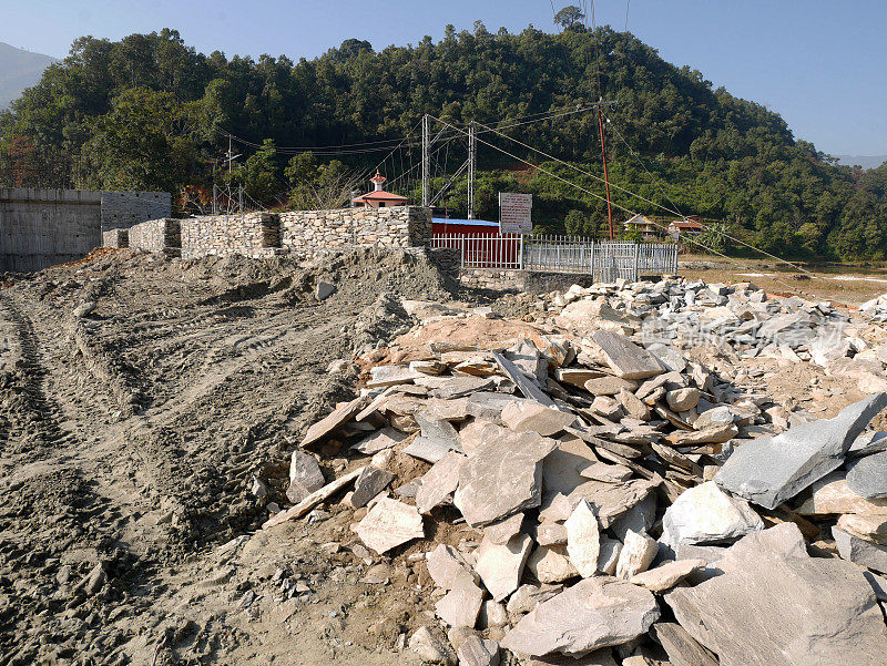 建筑工地为纳帕利人工作，修建石头混凝土灌溉水库大坝和维修保养菲瓦公路