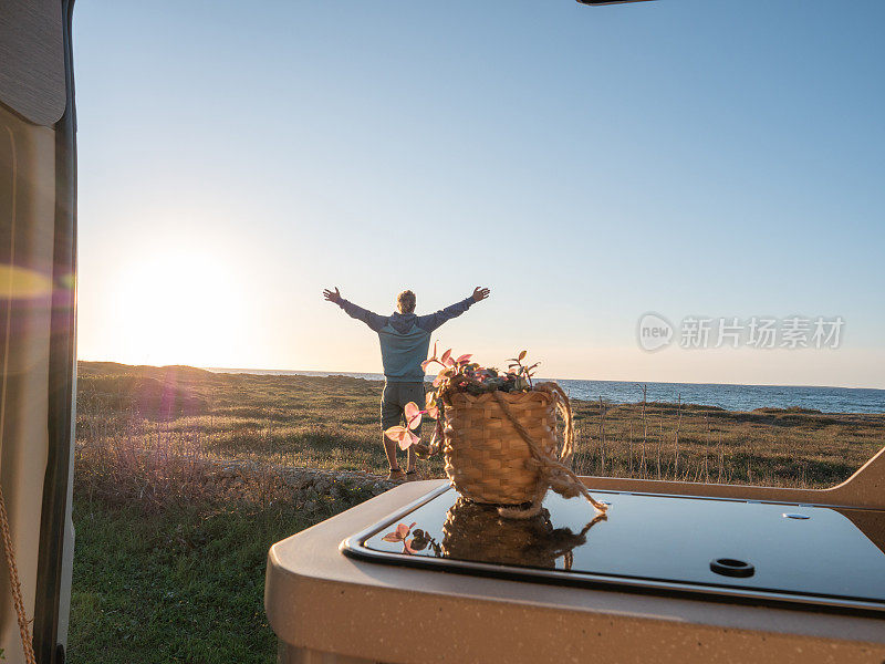 范·波夫，日落时分伸开双臂的男人