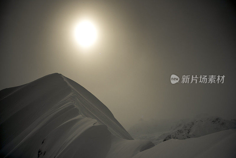 冬日里加拿大落基山脉的阳光风景