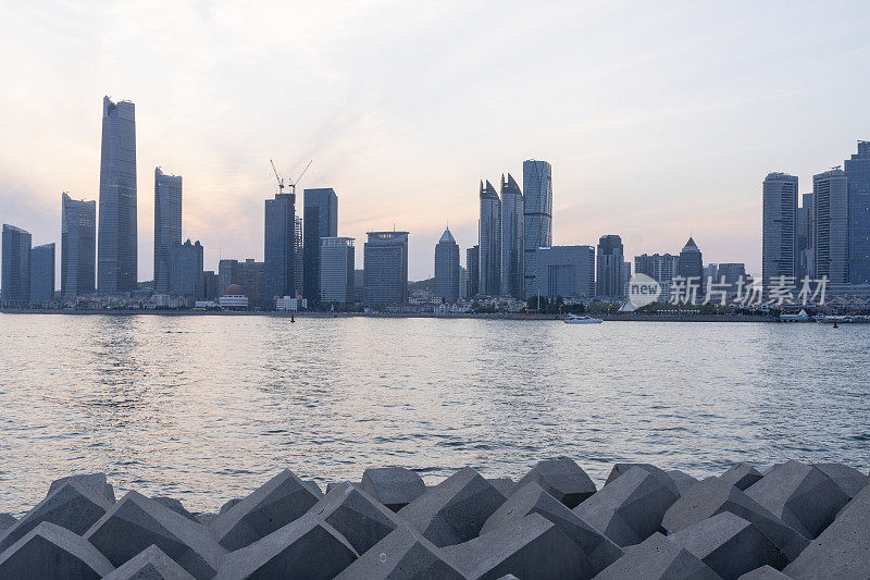 日出时海边的青岛市景