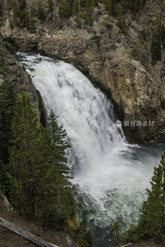 下黄石瀑布从汤姆叔叔地区在峡谷的东边。黄石河。黄石国家公园，怀俄明州。
