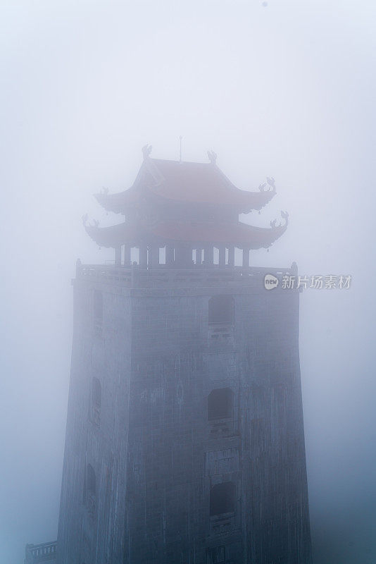 神通高戴塔在范四潘山顶