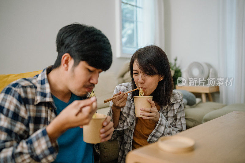 亚洲夫妇在隔离期间在家吃午餐。