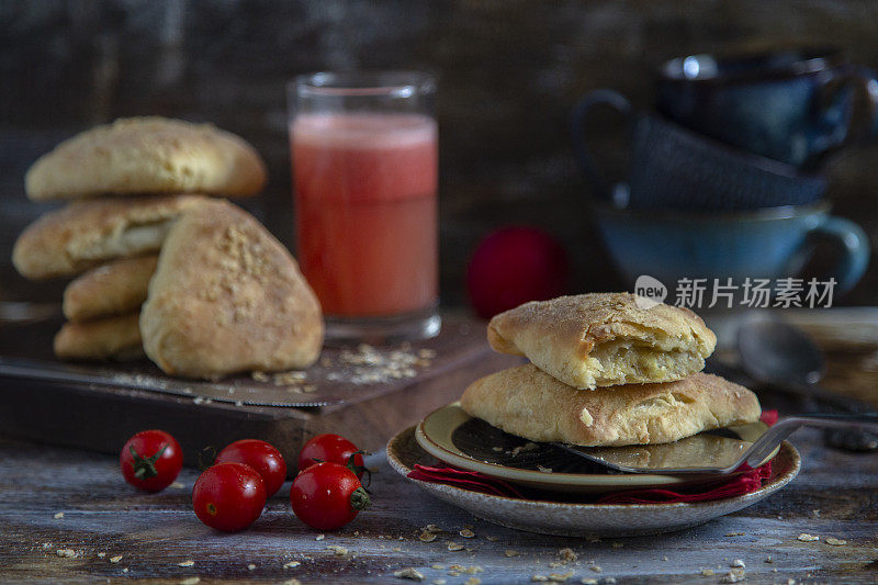 惬意的时光:新鲜的番茄汁和甜香蕉派