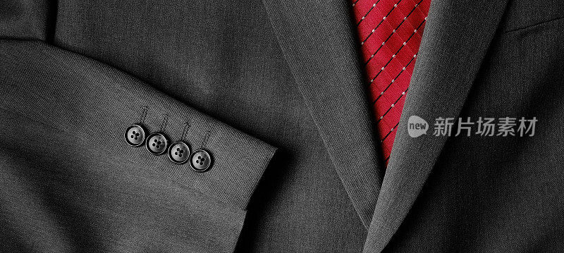 商务套装，白衬衫，红色领带，适合正式着装