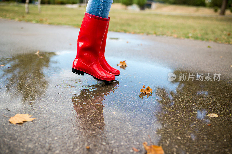 穿雨靴的女人