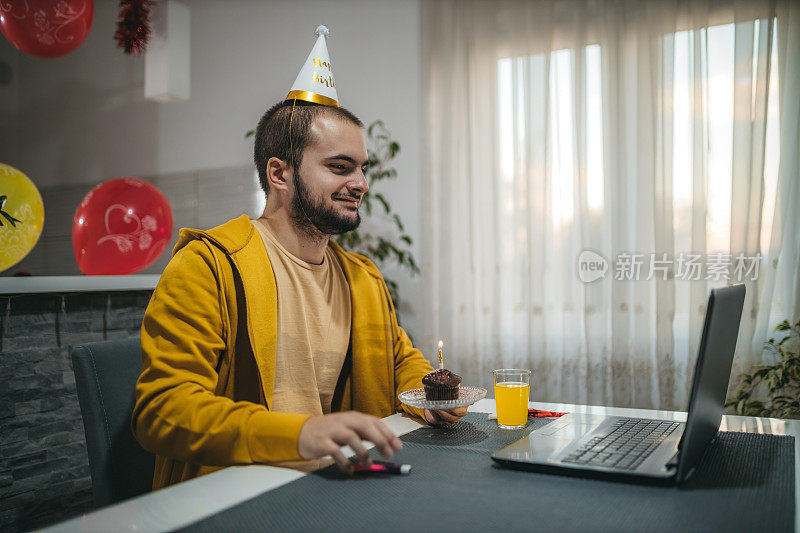 一个年轻人在家庆祝生日