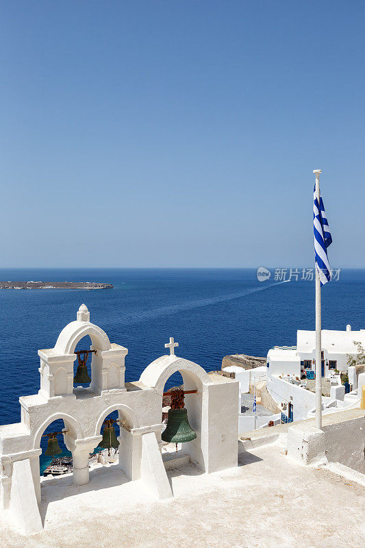 在希腊圣托里尼岛度假旅游，游览地中海伊亚镇和圣托里教堂写真