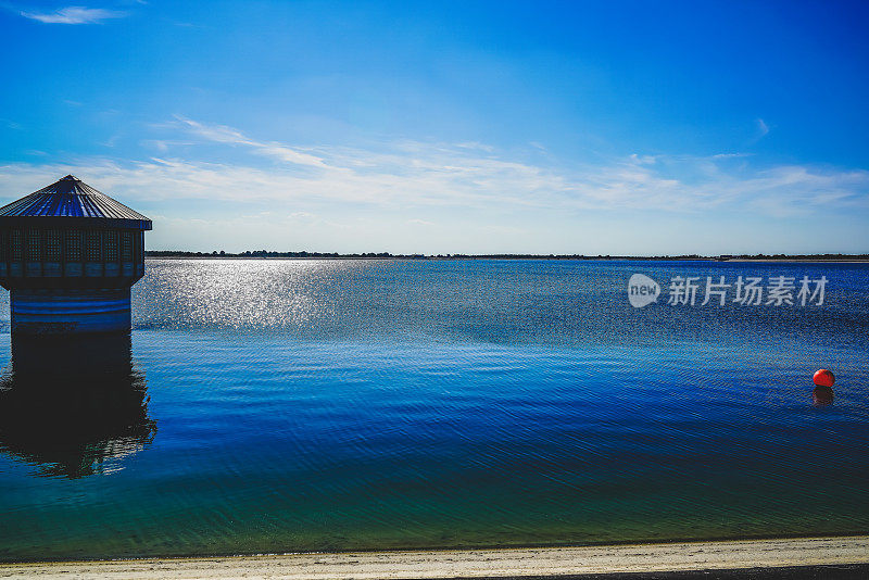 夏天有一个带塔的水库。的名字是“Speicherbecken”