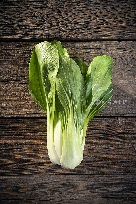 白菜亚洲十字花科生叶蔬菜在乡村木材背景特写