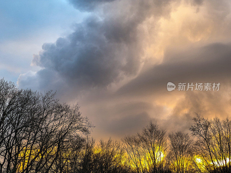 冬天夜晚美丽而戏剧性的天空。