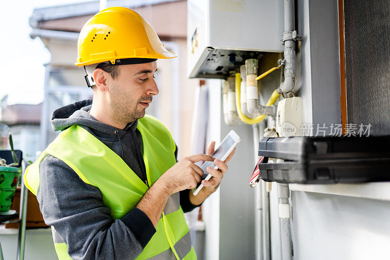 使用电子平板电脑的私人技术员