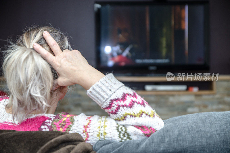 看电视的成熟女人