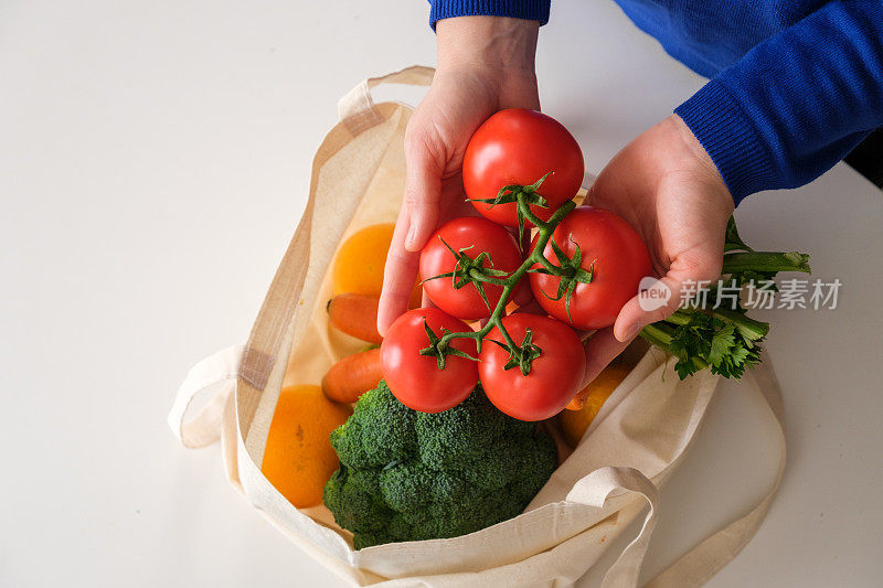 用可重复使用的纺织品购物袋购买蔬菜