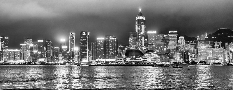 香港的夜空。摩天大楼映在水面上。