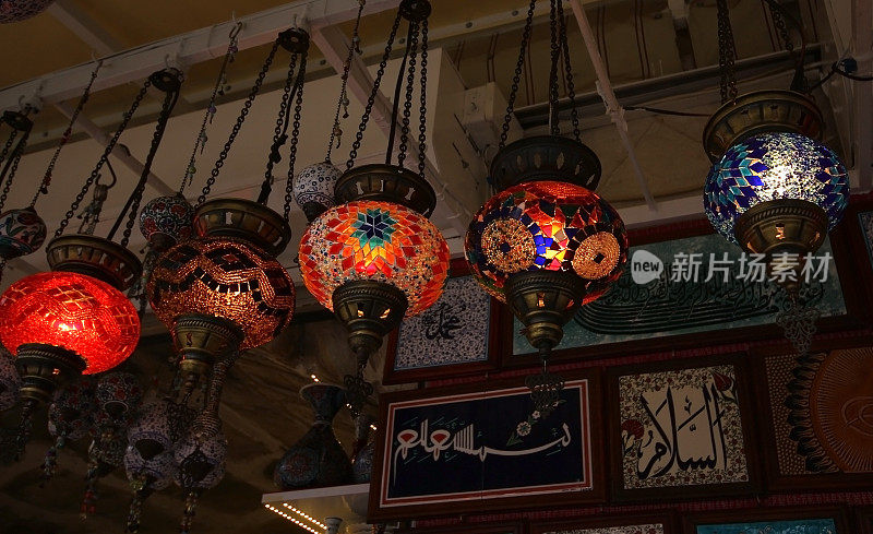 塞尔库克集市的天花板上挂着五颜六色的灯笼