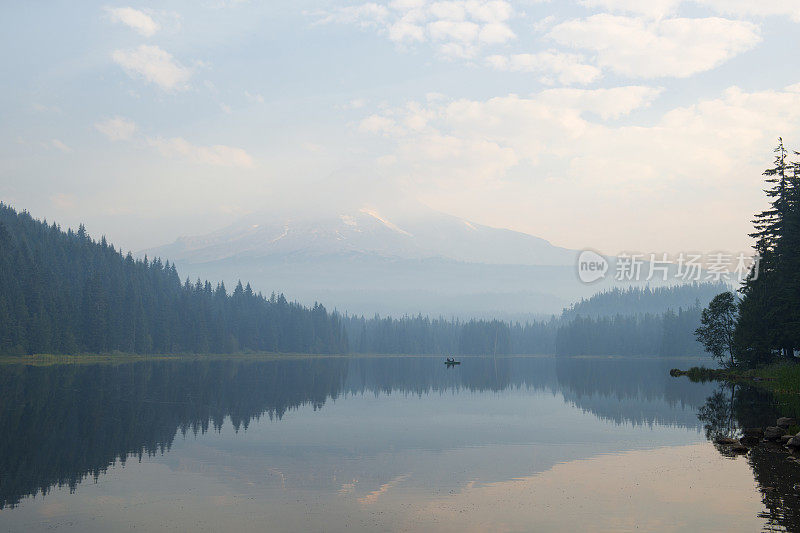 日出时的延龄湖，背景是胡德山