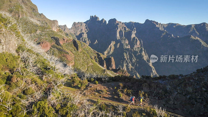 朋友们徒步旅行的鸟瞰图