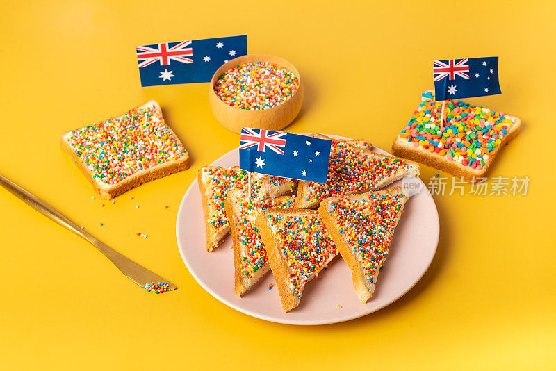 仙女面包配黄油刀，侧视图。澳大利亚著名的传统美食，黄色背景的仙女面包