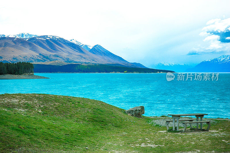 新西兰库克山美丽的浅蓝色特卡波湖