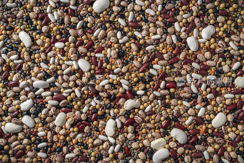 豆类全框架背景与混合的彩色豆类，如豆鹰嘴豆，扁豆大豆