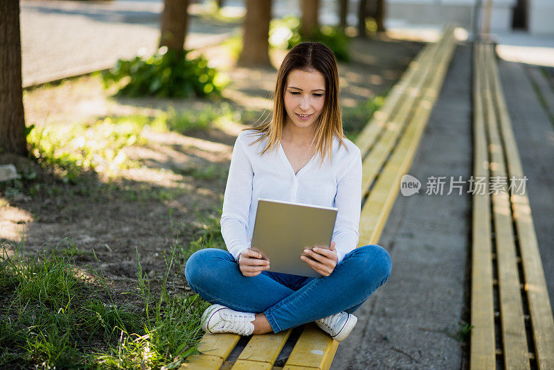 女性在城市中使用数码平板电脑