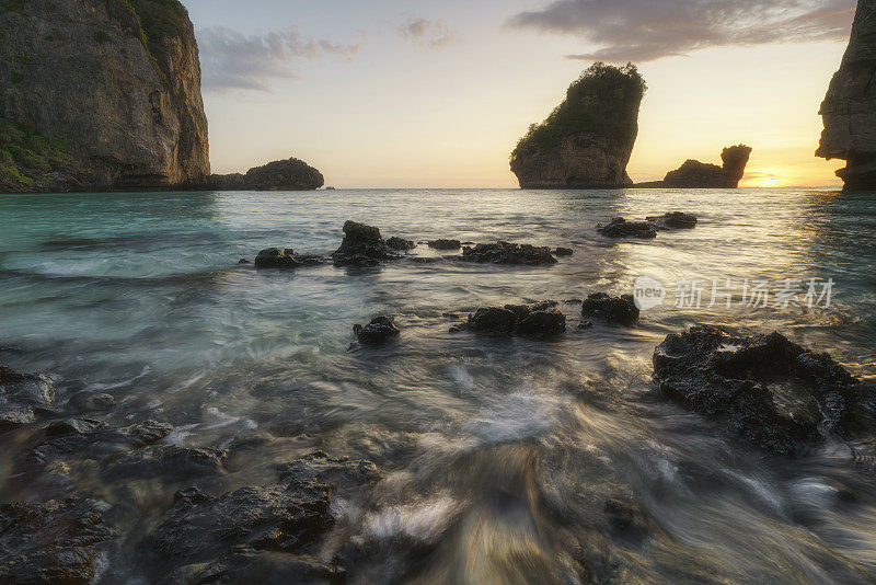 美丽的日落在天堂湾纽伊海滩(骆驼岩)，披披顿岛在甲米，泰国