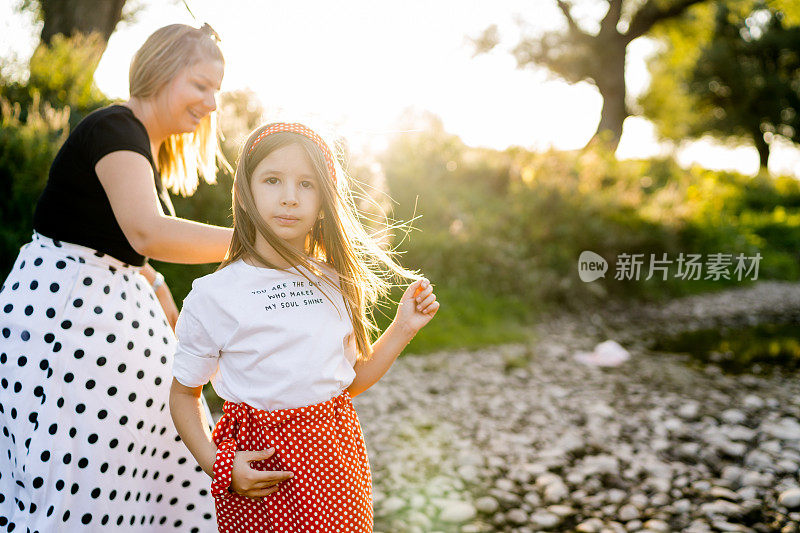 母女俩在大自然中享受美好时光