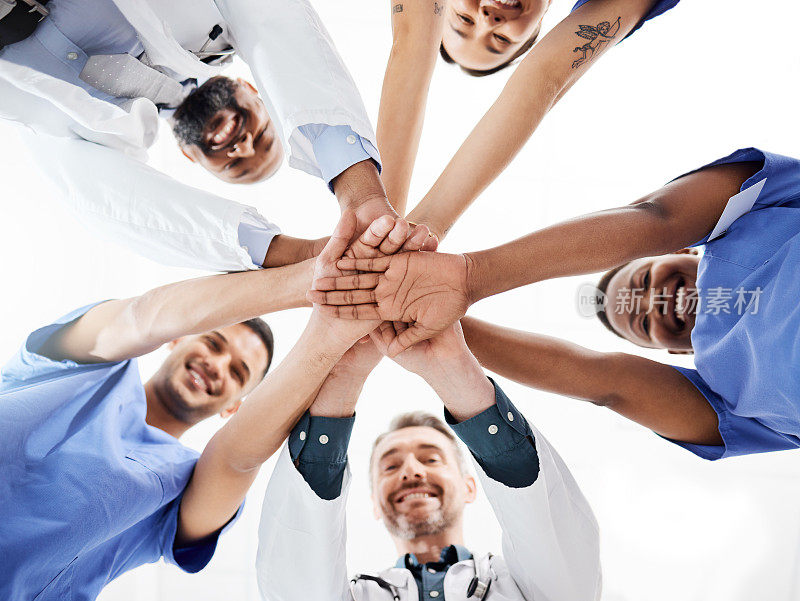 这张照片拍摄的是一群医疗从业人员双手合在一起挤作一团