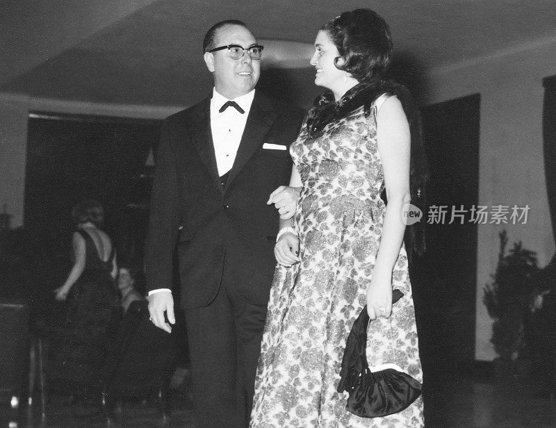 1950年，一对夫妇在一个聚会上。