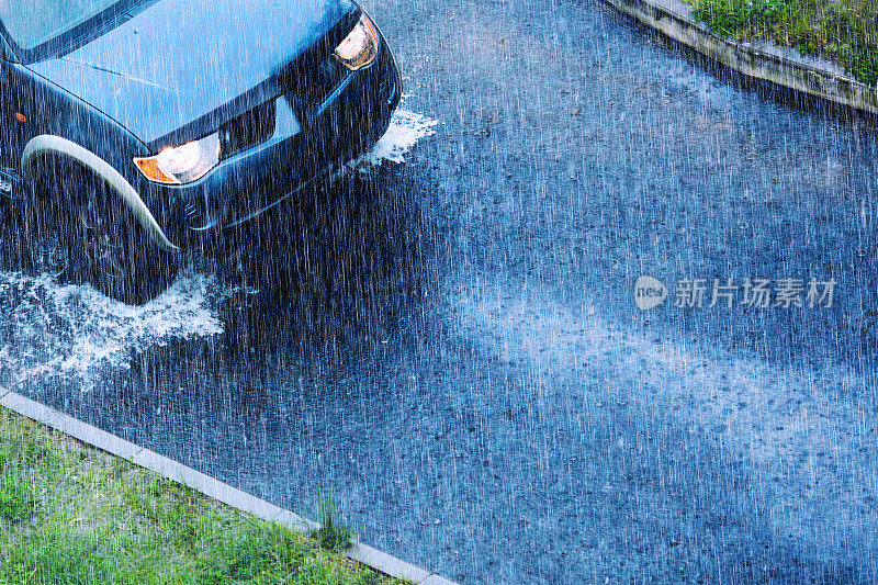 汽车在湿滑的路上行驶。雨在城市。夏季潮湿多雨的天气。雨滴正在下降。沥青上的水坑。秋天的雨。