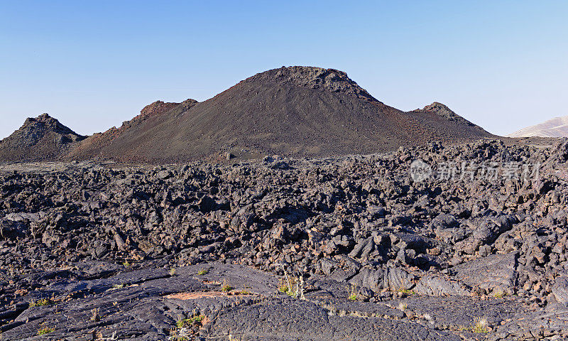 荒凉景观中的熔岩流和火山渣锥