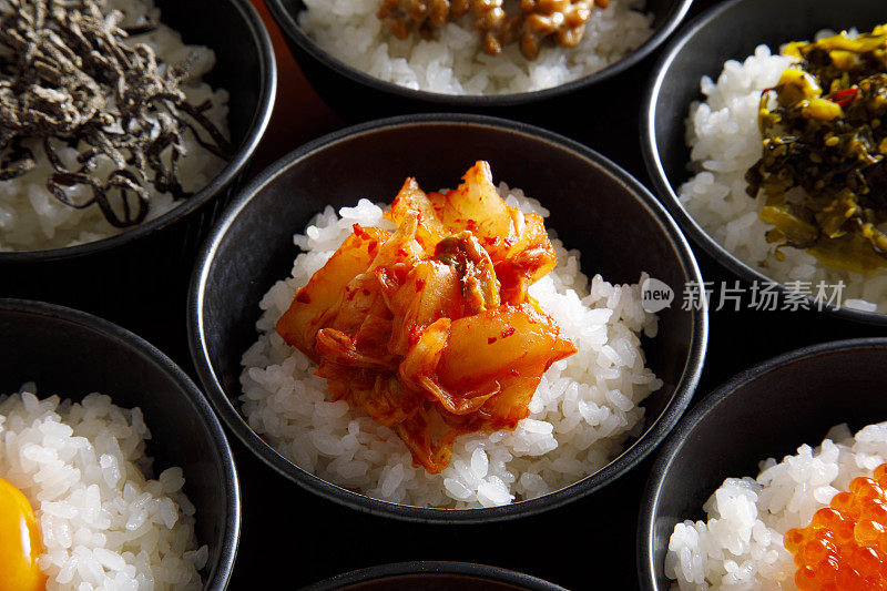 日本家庭烹饪，配菜放在热米饭上