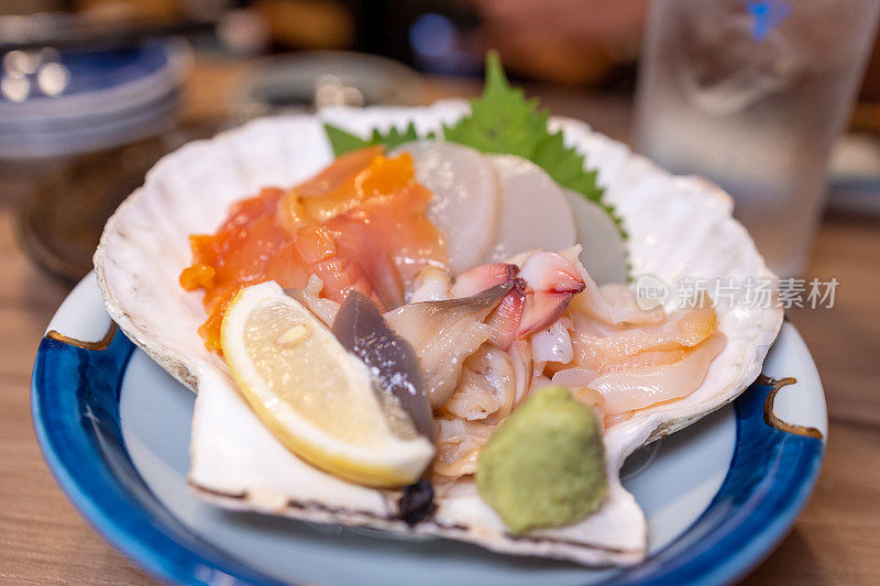 日本居酒屋的什锦贝类刺身