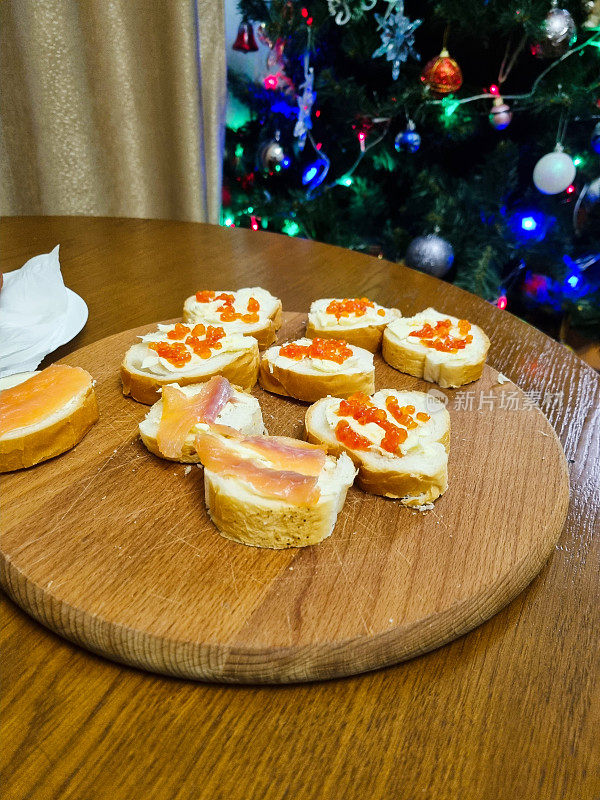 新年餐桌上的红色鱼子酱三明治