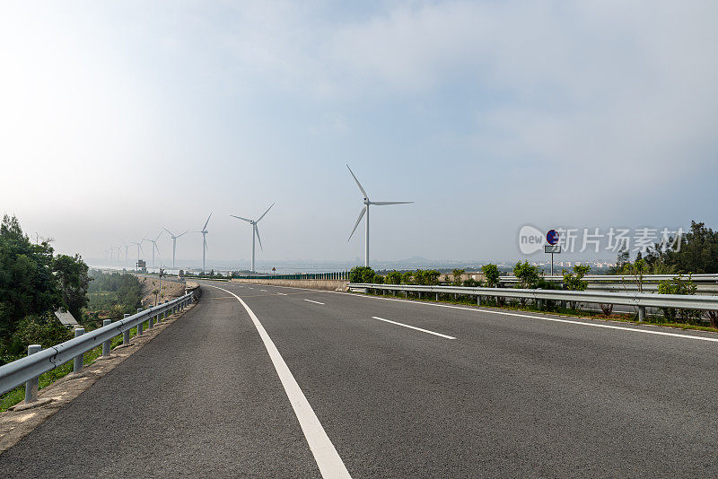 空旷的高速公路和整洁的风力涡轮机