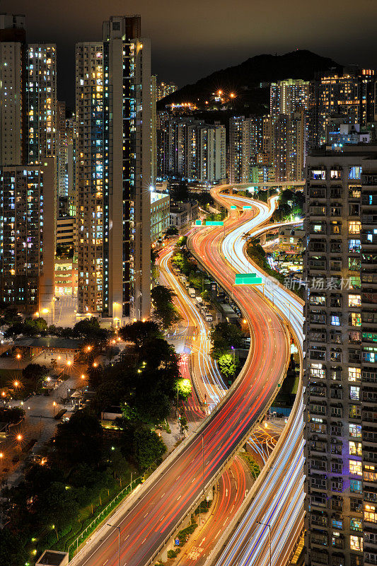 香港东部走廊的轻车灯径。