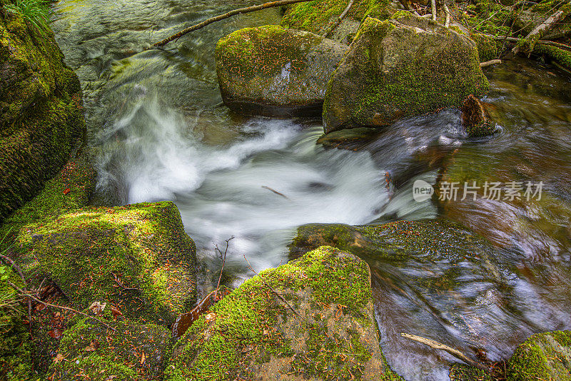 令人惊叹的美丽的瀑布叫Skok(跳跃)和村庄的小溪在古老的山叫Senokos