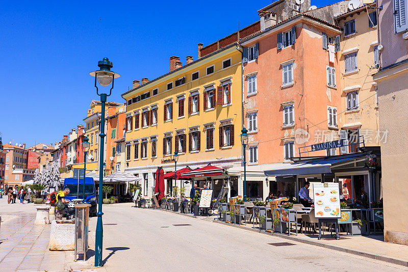 在Rovinj，街道上有居民区和游客的路边咖啡馆