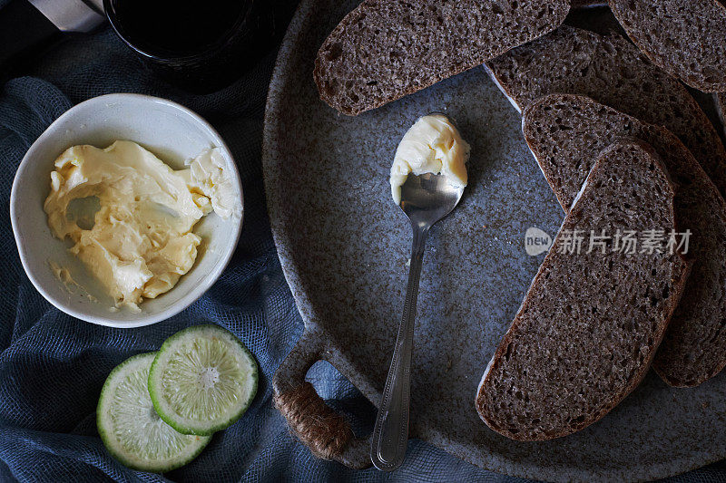 黑麦面包片配奶油芝士