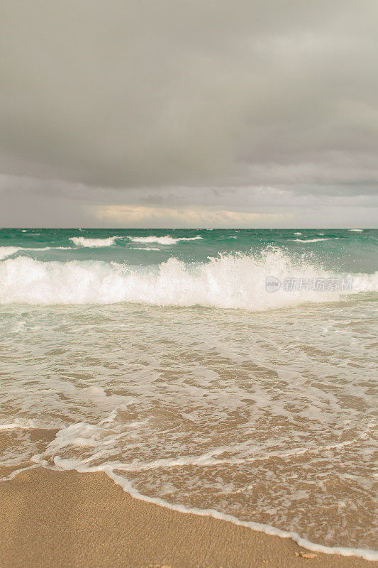 2022年8月，佛罗里达州辛格岛，当一场风暴正在酝酿时，蓝色的海浪沿着海滩海岸线席卷