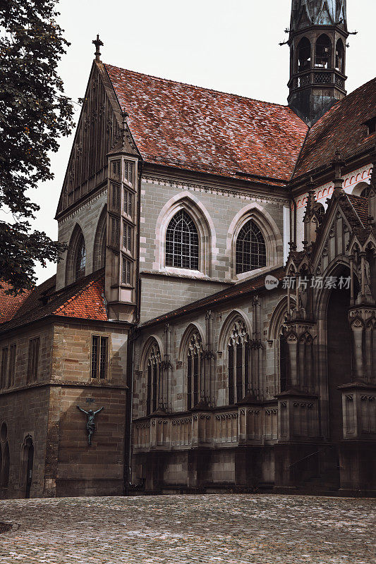 德国康斯坦茨明斯特教堂的窗户、屋顶和美丽的雕像