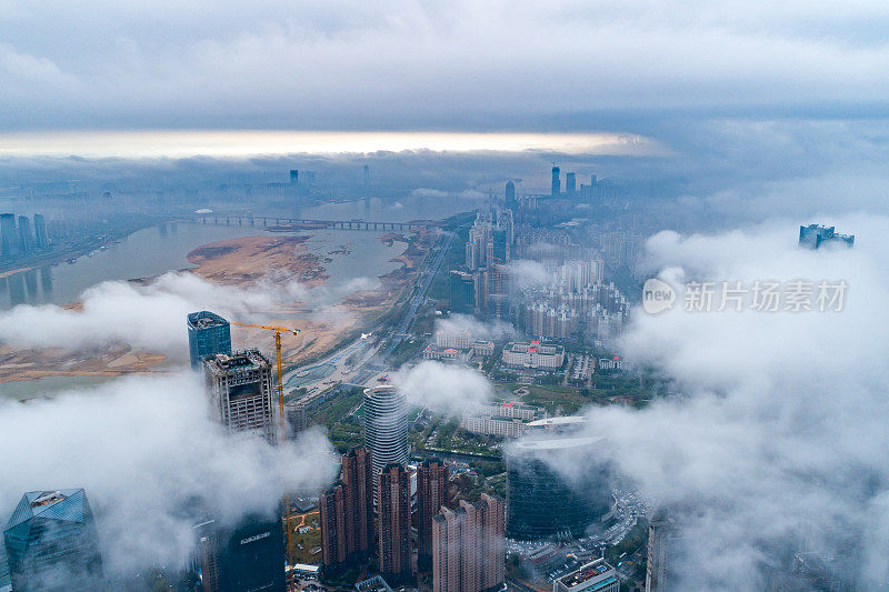 现代城市地标鸟瞰图，平流雾，上海，中国