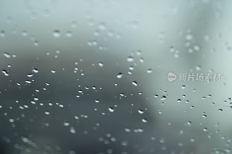 雨滴落在玻璃上，雨滴落在挡风玻璃上或雨滴落在汽车玻璃上