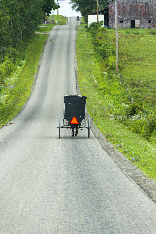 阿米什越野车在滚动的道路