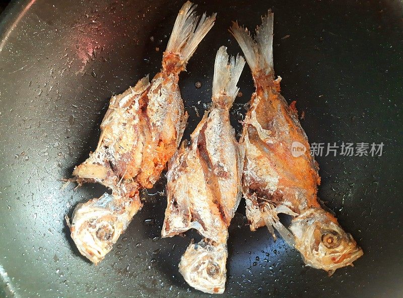 煮炸假鲹鱼-食物准备。