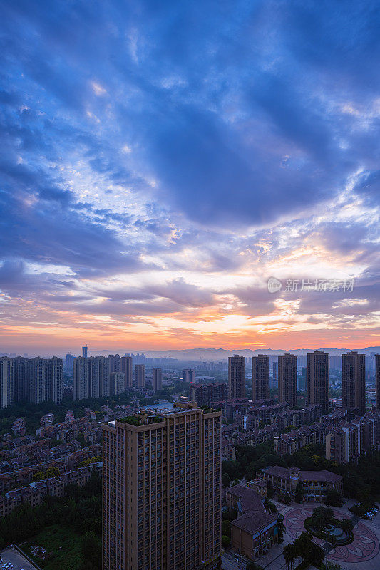 清晨，成都市上空乌云密布