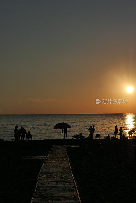 海滩上的日落——卡斯塔内托·卡杜奇的玛丽安